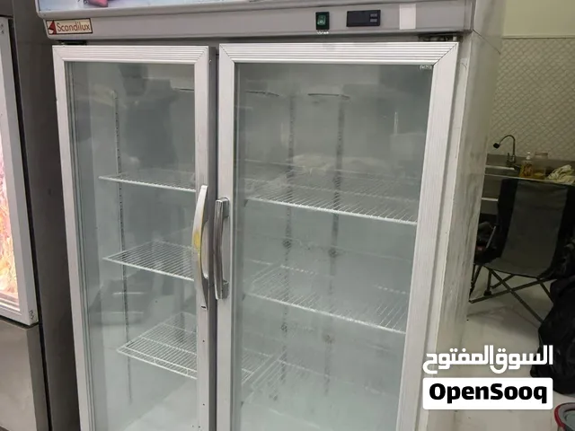 للبيع ثلاجة ستانلس ستيل  الكبيرة و ثلاجة بابين زجاج  ممتازة بدون اعطال