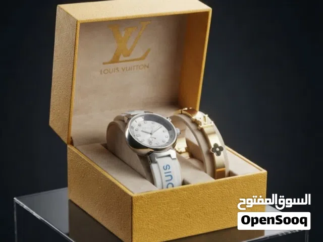 اكتشف الفخامة والتميز مع طقم Louis Vuitton الحصري من Auraline Parfums & Beauté.   ساعة راقية بحزام أ