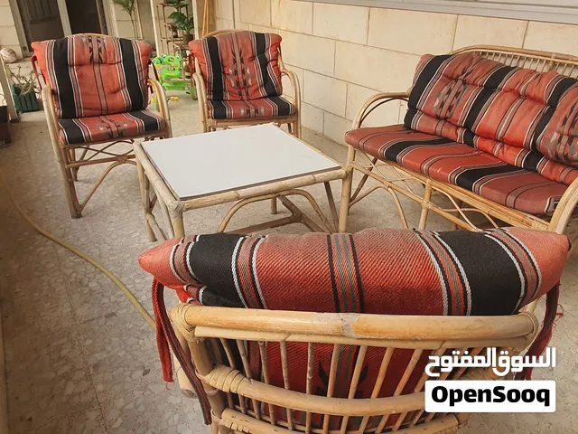 طقم كراسي قش مع طاولة وسط