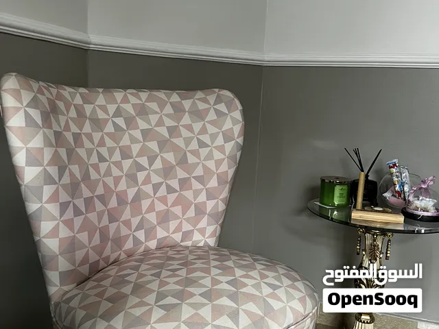 كرسي نظيف جدا مع طاوله انتيك