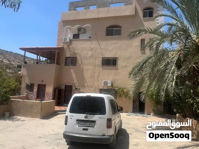 عمارة مكونة من ثلث طوابق كل طابق 180 متر يوجد طابق رابع روف يوجد مساحة امام المنزل 150 متر