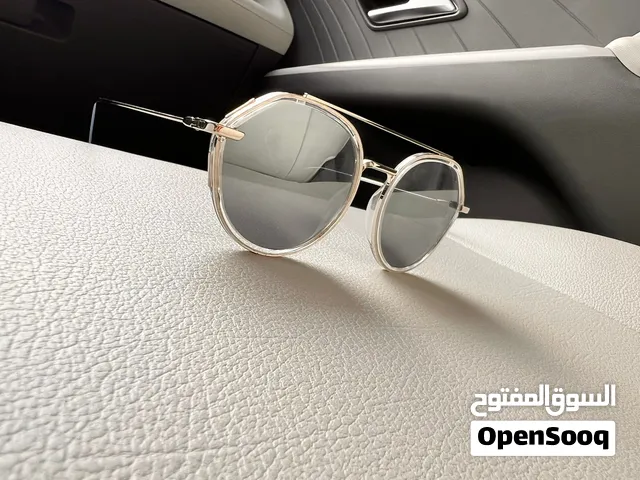 نظارة شمسية ماركة ديور أنيقة وعصرية إطار شفاف شكل دايري نفس الموضوع في الصورة