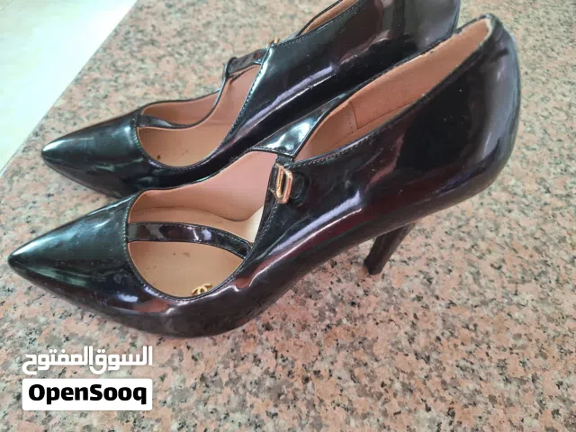 حذاء نسائي كعب عالي بتصميم أنيق (مستعمل بحالة ممتازة)  حذاء نسائي (Stilettos) رسمي وأنيق جداً، يتميز