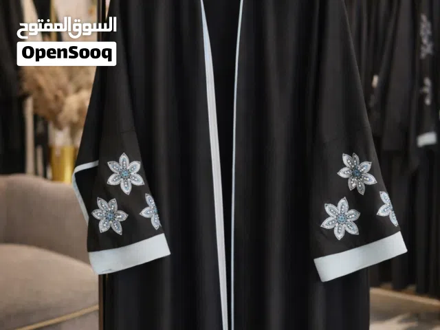 عباية سوداء فاخرة بتطريز أزرق راقي
