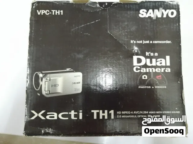 sanyo xacti dual vpc-th1 كاميرا جديدة كليا مع جميع أغراضها للبيع