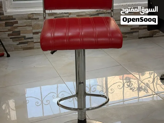 كرسي ديكور مرتفع أحمر قابل لتعديل الارتفاع – بحالة جيدة للبيع