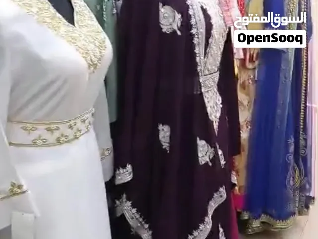 بيع محل جلابيات مع جميع المعدات والاقمشة