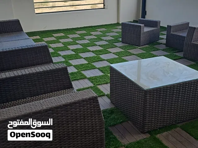 اثاث خارجي كراسي مع طاولات تكفي 8 اشخاص بحالة ممتازة