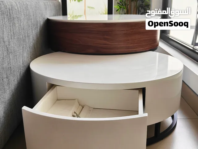 طاوله جانبيه نظيفه فيها دولاب تخزين