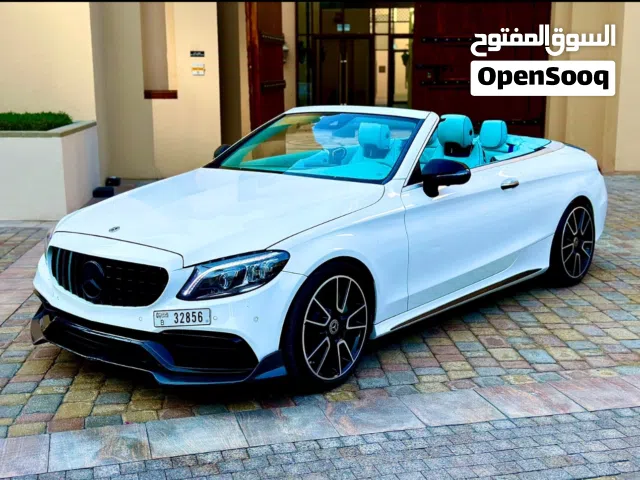 سياره مرسيدس بنز C300 كشف ابيض لؤلؤئ للايجار فى دبي اوتوماتيك بنزين بدون تامين