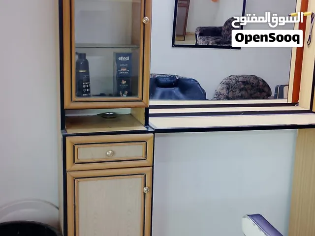 عدة صالون حلاقه بكامل قطعها للبيع شرح في الوصف .