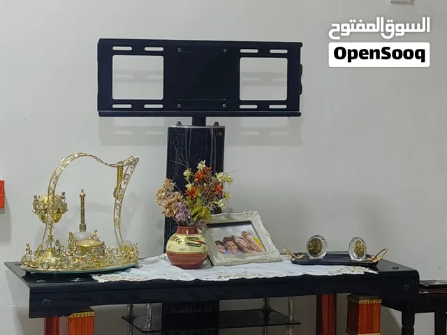 ميز تلفيزون للبيع  الواحد على 75 وبي مجال