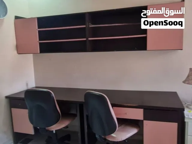 مكتبتين بني بحالة جيدة ابعاد المكتب الواحد الطول 120 سم العرض 55 سم