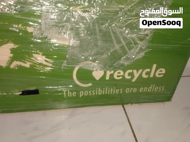 صندوق قمامة مقسم لثلاثة أقسام