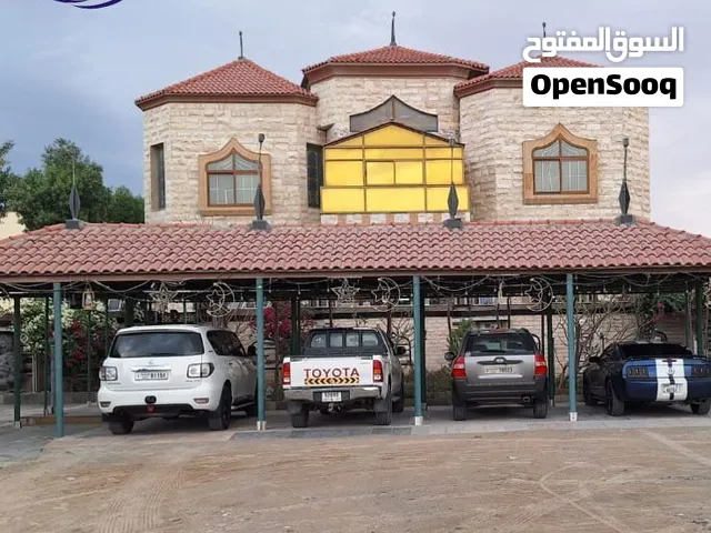 فيلا فاخره بتصميم راقي وواجهة حجر انيقة بمساحة كبيرة جدا بمنطقة الجرف تملك حر