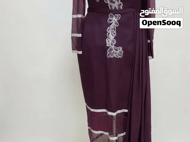 فستان للبيع مقاسه يلبس 46 ل 50 مكاني طرابلس وفي توصيل وسعره 150 لجاده في شراء تكلمني  صورته حقيقيه