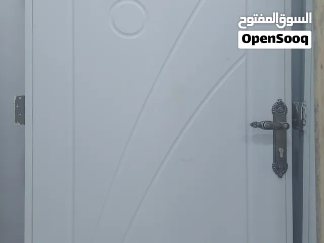 باب خشب ثقيل