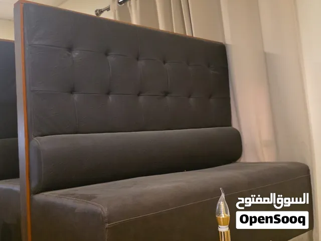 كراسي خشب وجلد ومريحات جدا وينفعن للمطاعم وباقي الاغراض عده مطعم مثل أفران وثلاجات وقلايات وغيرها