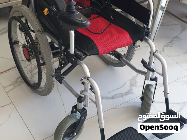 كرسي كهربائي متحرك لذوي الاحتياجات الخاصة.