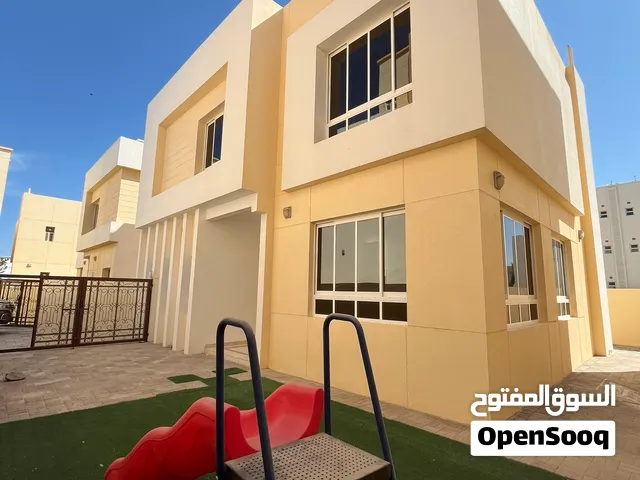 للبيع فيلا راقية في خوض السادسة  بموقع مميز