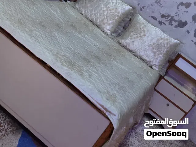 غرفة نوم كاملة مع بيرو ايضافي الغرفة بحالة جيدة