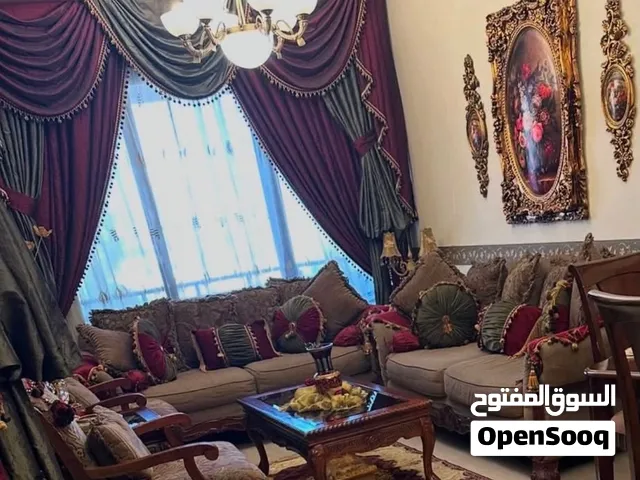 للبيع طقم كنب أمريكي كلاسيكي فاخر من ميداس + طقم طاولات - بحالة ممتازة وسعر لقطة
