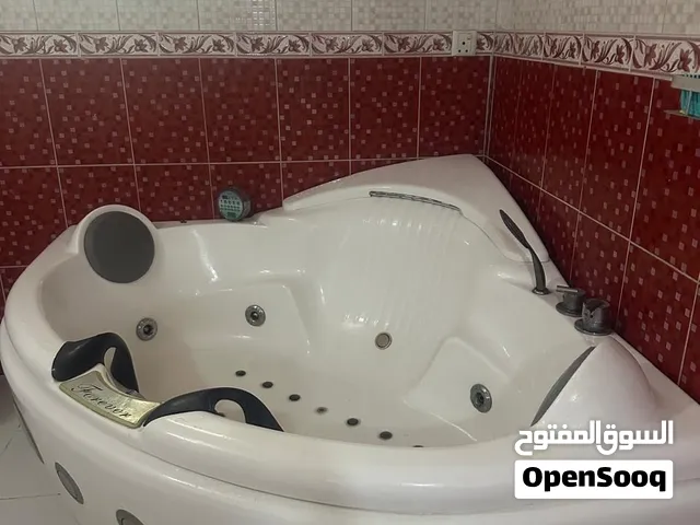 جاكوزي زاوية نظيف جداً وشغال بالكامل بدون أي عيوب.