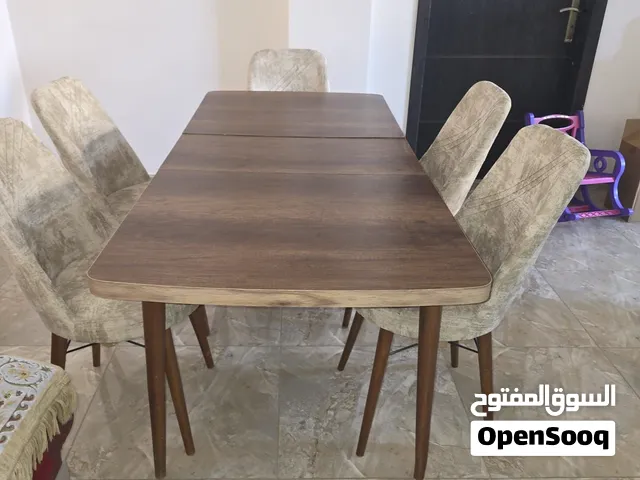 طاولة سفرة بحالة جيده جدا مع خمس كراسي