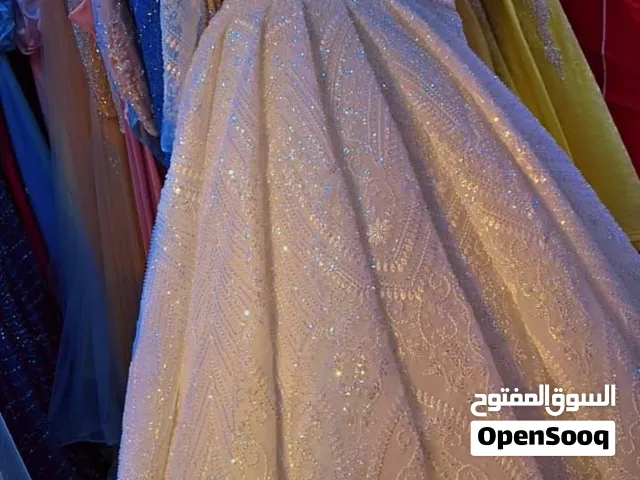 فستان عرس أبيض فخم ومتكامل مع كافة الملحقات