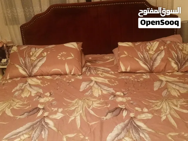 سرير كبير مخمل