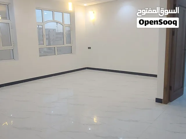 شقه فخامه للبيع بسعر مغري مساحه165متر ب67 الف دولار نهايه دور ثاني في بيت بوس بقلب العاصمه صنعاء