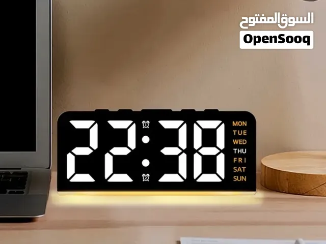 ساعة الكترونيه وشاشة Led مع ضوء ليد اسفل الساعة بالالوان متعدده مع منبه وارقام واضحه