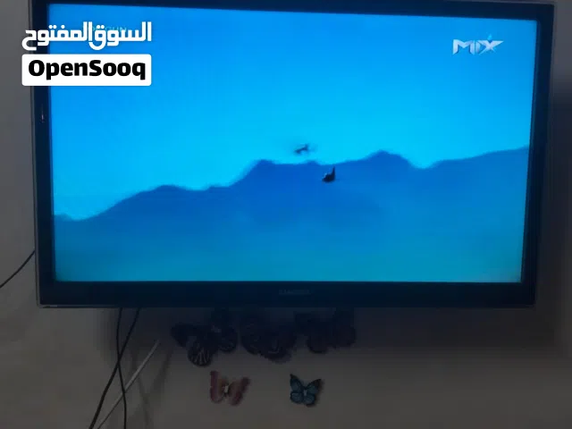 شاشه 32 بوصة سامسونج معاها كل حاجتها والريموت الاصلي والللقاعدة بتاعتها والكارتونة