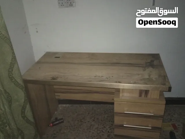 ميز للبيع.