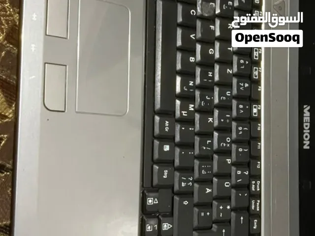 الموديل (Medion Akoya) بناءً على الملصقات والقطع المتطابقة معه: • الماركة والسلسلة: Medion Akoya •