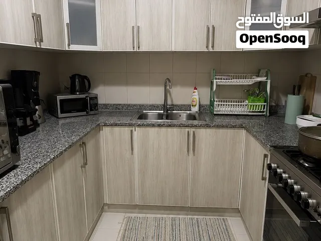 مطبخ حديث ومجهز بالكامل بحالة ممتازة للبيع