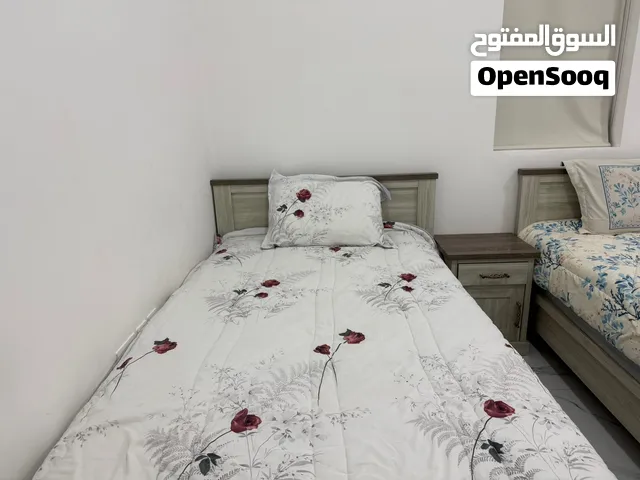 اثاث استخدام 6شهور واعتباره جديد مع 7كرافي  نوم وكل ما تحتاجه للغرفه