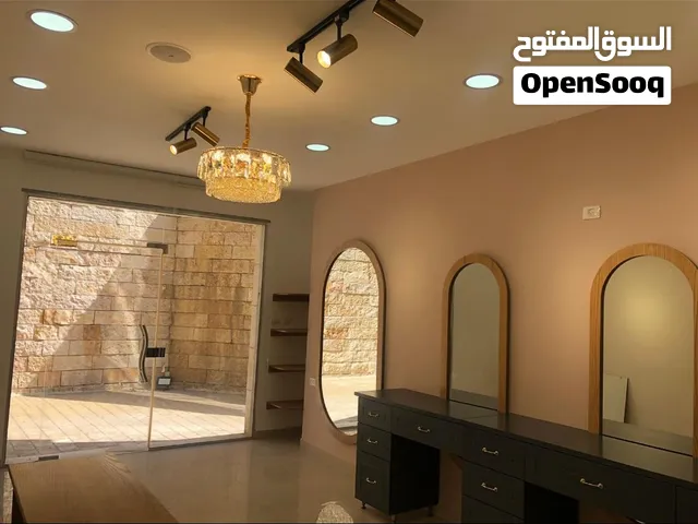 محل للبيع في منطقه المصيون طابق اول ع الشارع