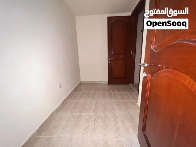 ثلاث غرفه وصاله مع جم ومسبح شهر فري وباركن تكيف على المالك