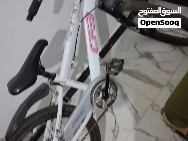 دراجتان جديدتان 2026 للبنات والأولاد – أبيض ووردي – 800 دينار