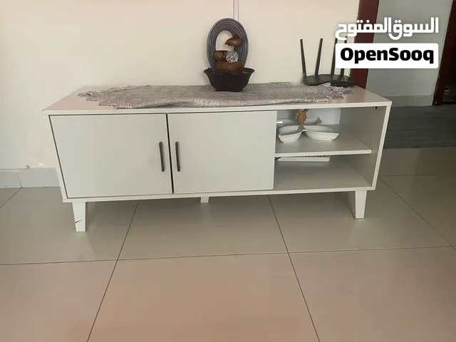 طاولة تلفاز بحالة جيدة