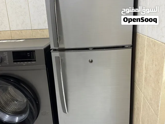 ثلاجة Geepas بابين للبيع – 200 لتر – لون فضي جديدة