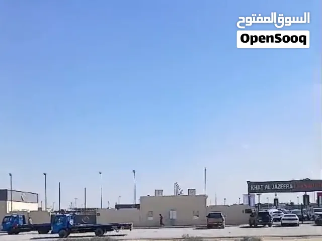 للبيع ارض تملك حر مقابل المزادات الصجعه اربع مستودعات وسكن عمال 32 غرفه 31،677 قدم دخل 1.100.000