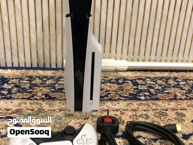 سوني 5 للبيع نسخت السيدي نضيفه جدا استخدام بسيط و نضيف مع كامل ملحقاتها