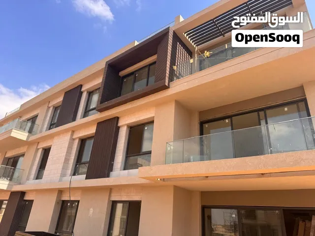 للبيع بسعر لقطه تاون هاوس - Townhouse في SODIC East جاهزه للاستلام الفوري والمعاينه موقعها مميز