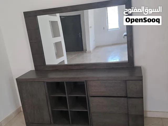 كونسول ( طويلة فيها مرايا وادراج تخزين مغلقة ومفتوحة)