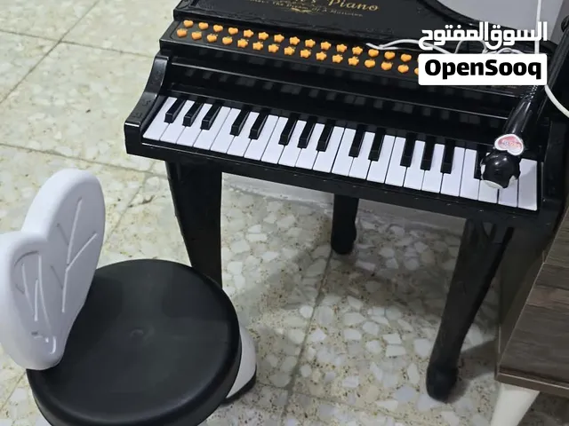 بيانو اطفال مستخدم لمدة أسبوع نوعيه ممتازه يعزف أنواع النغمات نظيف جدا اي شخط مابي مع كرسي اطفال