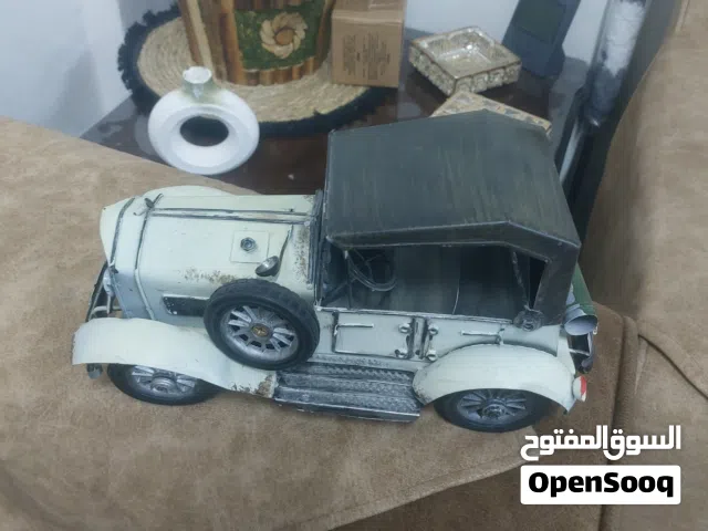 تحفة معدنية على شكل سيارة كلاسيكية عتيقة (Vintage)، تُستخدم غالبًا للديكور المنزلي أو المكتبي.