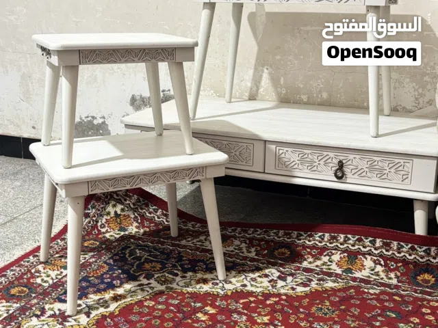 طاولات جانبية بلون ابيض  مزخرفه  4 قطع من الكبير للصغير