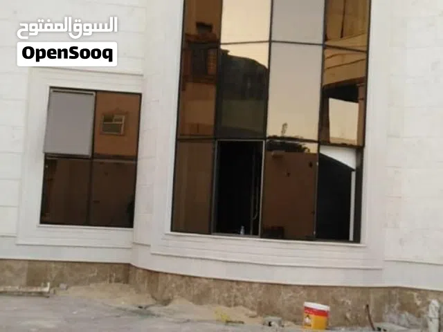 جميع أعمال الالمونيوم و الزجاج. توجد حدادين لاعمال الحدادة